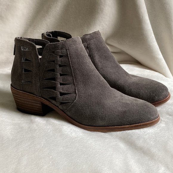 Vince Camuto Peera cutout bootie. Gray women size 7 - Picture 2 of 8